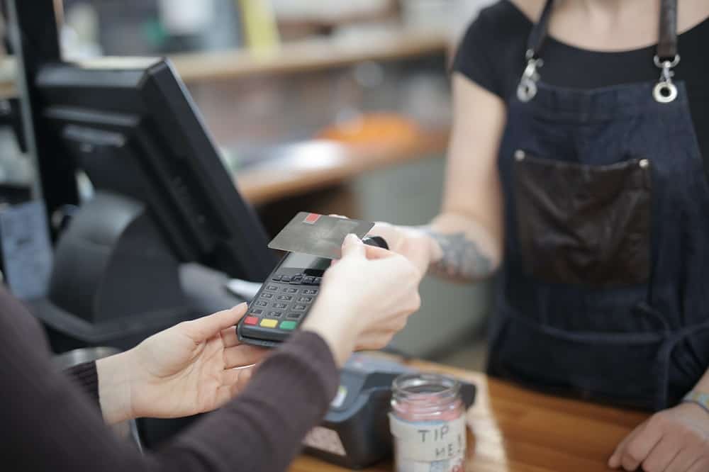 店舗のレジでクレジットカード決済端末を使用