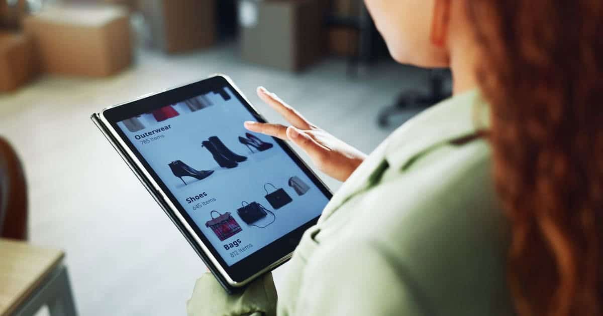 アパレルのECサイトをタブレットでチェックする女性