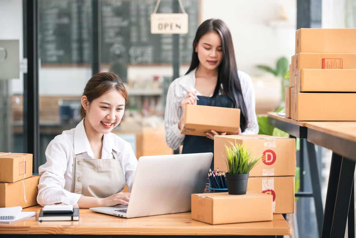 梱包作業をしている二人の女性