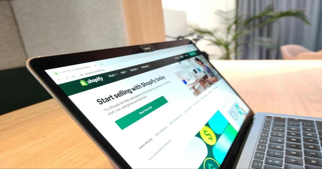 Shopifyのページが映ったノートパソコン