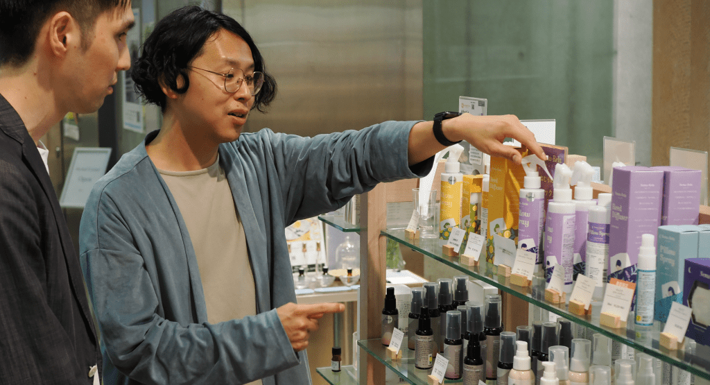 原宿表参道の生活の木のお店で商品を紹介している中村佳央氏