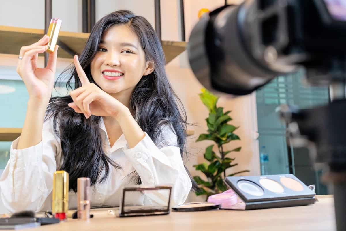 ライブ配信中の女性