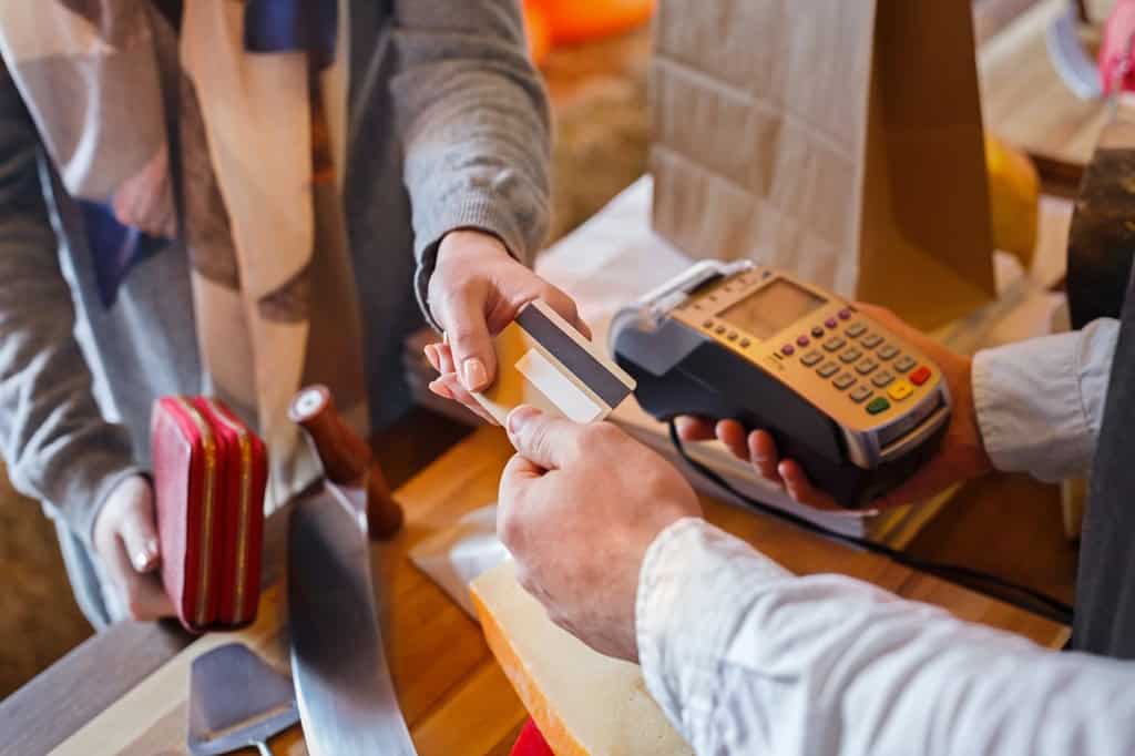 クレジットカード決済で店舗側が負担する手数料・相場