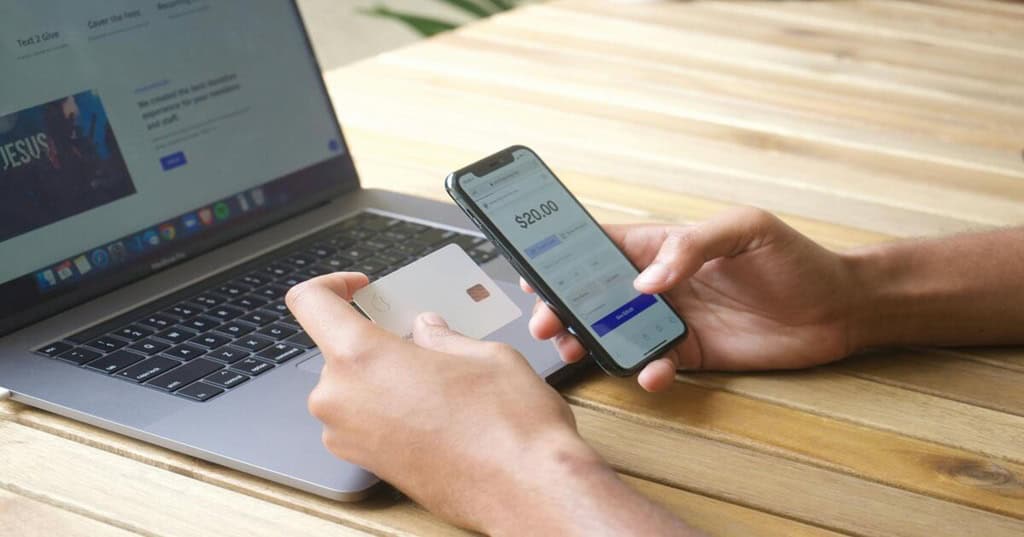 スマートフォンでクレジットカード情報を入力して決済する人