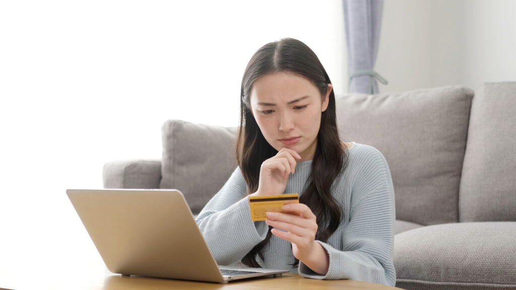 クレジットカードを持つ女性